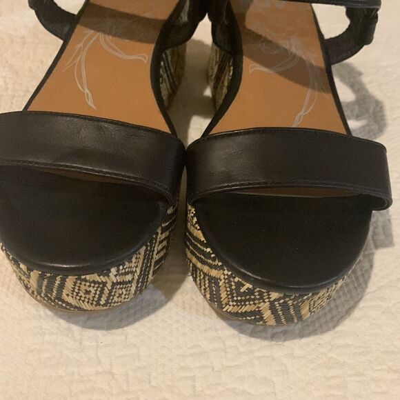 DV platform sandals. Size 9. Aztec design - Picture 2 of 11
